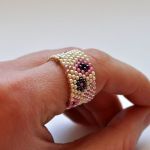 Koralikowy pierścionek w kwiaty - jest bardzo wygodny, dopasowuje się do palca