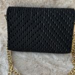Czarna torebka handmade – elegancka, pleciona, z złotym zapięciem - Torebka z czarnego sznurka z złotym łańcuszkiem – widok z tyłu
