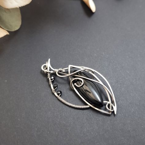 Srebrny wisiorek z czarnym onyksem – elegancka biżuteria handmade, unikatowy design