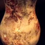 lampion-wazon z herbacianymi różami - w ciemności