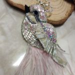 Unikalna aksamitna broszka ptak z piórami i kryształkami - Haftowana ręcznie koralikami, kryształkami i perełkami – dopracowana w każdym detalu.