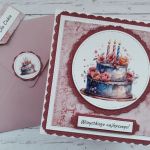 Kartka urodzinowa z tortem 2, dla kobiety - Tył koperty z ozdobnym kółeczkiem