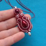 Naszyjnik-wisior sutasz Bordowy - 