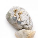 KOLCZYKI IRIS Z LABRADORYTEM W ZŁOCONEJ OPRAWIE. - 