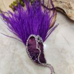 Broszka kwiat z ręcznym haftem koralikowym i piórami - Ręcznie robiona broszka kwiat z kryształkami i piórami