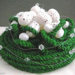 Zielone gniazdo z kryształową pajęczyną