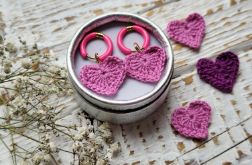 Kolczyki serduszka szydełkowe z zapięciem z emalii - różowe