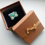 Broszka sutaszowa Fall Leaf ręcznie haftowana - Broszkę pakuję w ozdobne pudełko