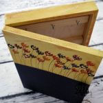 drewniane pudełko na klucze z tablicą rysunkową tulipany - drewniana skrzynka na klucze