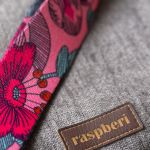 Szara kopertówka na kolorowym pasku w kwiaty - 