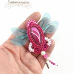 Różana Ważka Fantasmagoria broszka z agatem - Broszka różowa Ważka na dłoni