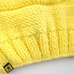 żółta czapa - zbliżenie na czapkę
