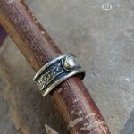 Kwarc z celtycką nutą - srebrny pierscionek z deseniem