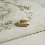 Jesionowy pierścionek z peridotem - pierścionek z drewna