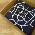 Ręcznik bawełniany #wilk Regal Cotton - Wysokiej jakości dwustronny bawełniany ręcznik (140×70 cm) z geometrycznym wilkiem po w pudełku na prezent