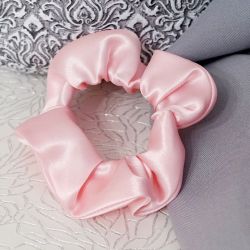 Różowa scrunchie gumka do włosów