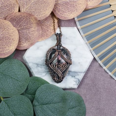 Miedziany wisiorek wire wrapping z rodonitem #532