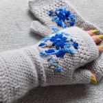Mitenki z niebieskimi kwiatkami - 