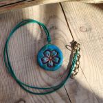 Leśny Kwiat – ręcznie malowana zawieszka z glinki - 3