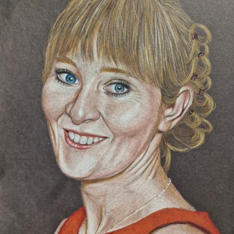 A4 Portret ze zdjęcia na czarnym papierze - kredki