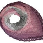 Chusta szydełkowa popielato - różowa - propozycja zamotania wokół szyi