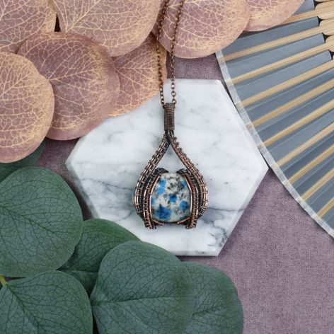 Miedziany wisiorek wire wrapping z kamieniem K2 #535