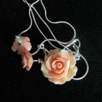 Delikatne, kremowo-różowe róże z korala, wisiorek i kolczyki - 