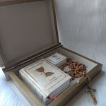 szkatułka-księga świetlisty anioł w złocie - w użyciu