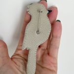 Autorska broszka Sójka błękitna, broszka ptak  - Tył wykończony skórą