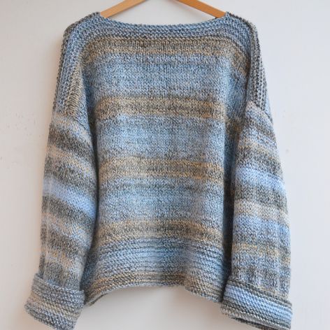 Beż i niebieski sweter oversize