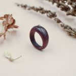 Amarantowy pierścionek z obsydianem srebrzystym - pierścionek drewniany