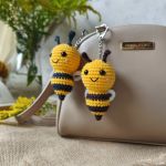 Brelok pszczółka, Brelok do kluczy, Brelok na prezent, Brelok do torebki - Wewnątrz znajduje się hipoalergiczna kulka silikonowa.
