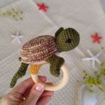 Grzechotka żółwik, Gryzak na kółku, Prezent dla maluszka - Kolorystyka - bagnista zieleń w połączeniu z wielobarwnym brązowym.