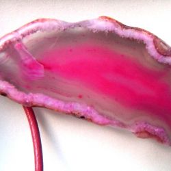 Nieregularny agat w kolorze fuksji, wisiorek