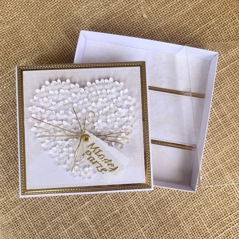 025,kartka na ślub w pudełku z kwiatowym sercem i torebką