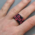 Pierścionek koralikowy z malinowymi kwiatuszkami - pierścionek na prezent