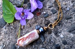 KOBIECOŚĆ I BYCIE TU I TERAZ. naszyjnik z perłą