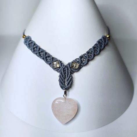 Naszyjnik z zawieszką z kwarcu różowego w kształcie serca.