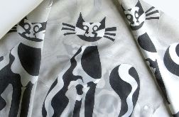 Czarno-białe koty na jedwabiu, chusta ręcznie malowana