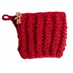 Kubek w czerwonym sweterku - Sweterek z drewnianym guziczkiem