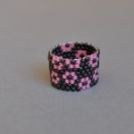 Pierścionek koralikowy w kwiatuszki 2 - pierścionek w kwiatuszki