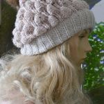 Czapka bąblowa z pomponem w kolorze beżowy - bąblowa czapka