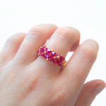 Pierścionek z Kryształów Preciosa Fuchsia AB - pierścionek z koralików i kryształków w kolorach fuksji i złota