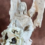 Rzeźba aniołka z bukietem - Zbliżenie na główkę
