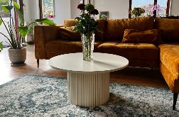 Niski okrągły stolik kawowy w kolorze jasnego beżu Ø 70 cm