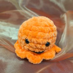 Ręcznie robiona meduza amigurumi – pomarańczowa delikatny uśmiech