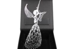 Anioł stojący ażurowy szklany ze skrzypcami (18 cm)