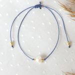 Bransoletka z perłą na niebieskim sznureczku - indygo sznureczek na nadgarstek z perłą i złotymi koralikami