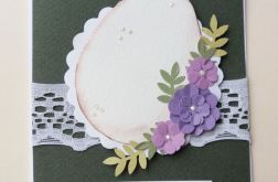 Jajko na koronce z liliowymi kwiatami