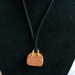 Złocisty piasek pustyni, oryginalny wisiorek - torebka